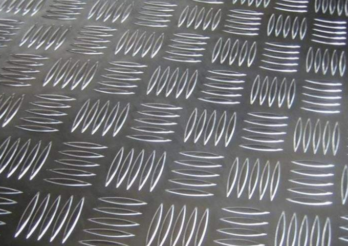 A placa de alumínio de processamento fácil do passo, bobina a placa de alumínio gravada Chequered 5 barras da folha